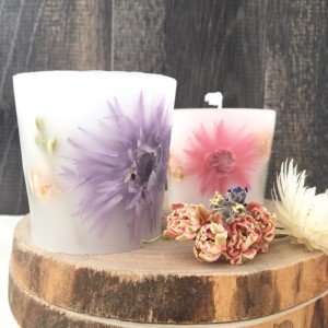 キャンドルにドライフラワーなどを入れた、ちょっと大人のキャンドルを作ります。(約30分/1500円)