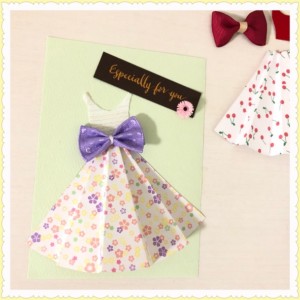 さまざまな布・ペーパー・リボンを使って、お母さんに似合うドレスをコーディネートして、すぐに贈れるカードに仕上げます。(約30分/600円)