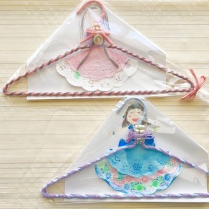 ワイヤーハンガーをドレッシーにデコレーションします!ちょっとしたお絵描きがポイントのラッピングで、おかあさんを喜ばせよう。(約30分/800円)