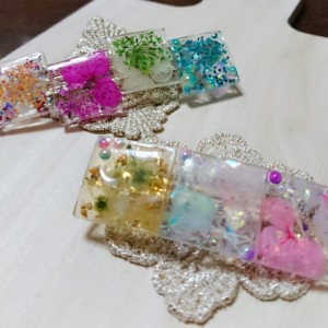 ドライフラワーや押し花などの自然素材をとじ込めたレジンアクセサリーを作ります。(30~40分/800円~)