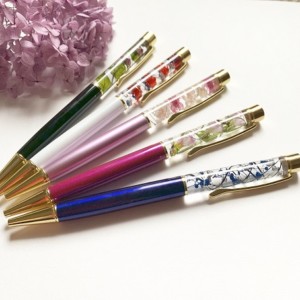 お手入れの不要で、長い期間美しい状態が楽しめるハーバリウムがボールペンになりました。ボールペンの上の部分に、プリザーブドフラワーやドライフラワーを入れ、ハーバリウム専用オイルを注いでオリジナルのボールペンが作れます。(30~60分/1500円)