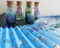 きんぎんに輝く世界をイメージして、夜空に流れる天の川をガラスのプチボトルにとじ込めてみませんか?あなただけの夜空をキーホルダーに仕立てます。(30~40分/1000円)