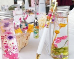 星形または月型のクリスタル付きハーバリウム。そのままインテリアになるビンタイプのほか、身に着けて楽しむアクセサリータイプもお選びいただけます。(30分/1000円・1500円)