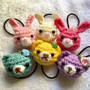 世界に一つだけのオリジナルあみぐるみを作りましょう。各パーツは編んであるので、わたを詰めて、目や鼻をつけて完成させます。ストラップ または ゴムをつけてヘアアクセサリーに仕立てます。
(所要時間:約30分、対象:どなたでも、定員:4名、参加料金:800円)