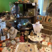 アクセサリー、編み小物、布小物など、日常に彩りを添えられる作品を制作しています。作品の中に、あなただけの一品をみつけてください。