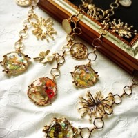 キッズアクセサリー、コサージュ、ブローチなど、自然や動植物をモチーフに、身に付けてワクワクできる作品を心がけています。「お洒落は楽しい!」・・・そんな気持ちをみつけてください。