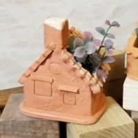 テラコッタは素焼きの陶器。小さな寄せ植え鉢、インテリアオブジェ、ガーデン小物などを販売します。日常のくらしに取り入れやすい小物に仕上げました。自然のぬくもりをみつけてください。